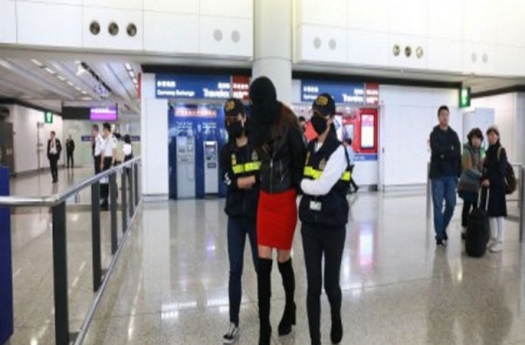 Ελληνίδα μοντέλο με 2,5 κιλά κοκαΐνης στο αεροδρόμιο του Χονγκ Κονγκ! Η στιγμή της σύλληψης (vid)