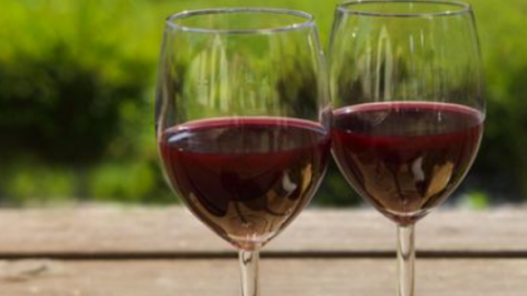 13 λόγοι για να πιείτε ένα ποτήρι κόκκινο κρασί!