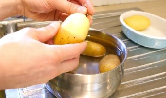 Το μυστικό που θα αλλάξει για πάντα τον τρόπο που καθαρίζεις πατάτες!