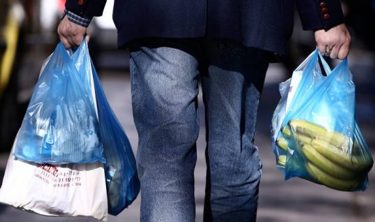 Τέλος οι δωρεάν πλαστικές σακούλες από το νέο έτος με βαριά πρόστιμα