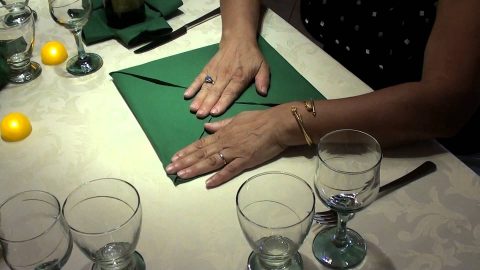 Πως να διπλώσετε τις πετσέτες στο χριστουγεννιάτικο τραπέζι (vid)