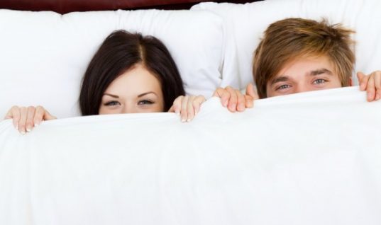 4 πράγματα που δεν πρέπει ποτέ να κάνετε στο κρεβάτι