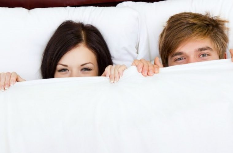 4 πράγματα που δεν πρέπει ποτέ να κάνετε στο κρεβάτι