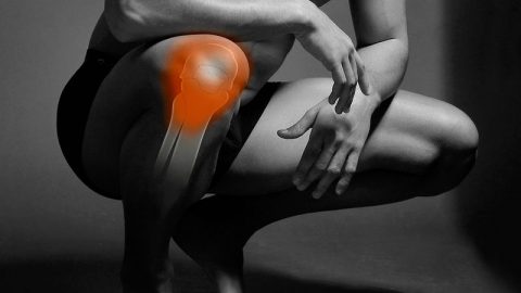 Πόνος στα γόνατα: Τι δείχνει για την υγεία σας