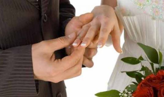 Παντρεύτηκε με πολιτικό γάμο Έλληνας τραγουδιστής! (εικόνες)