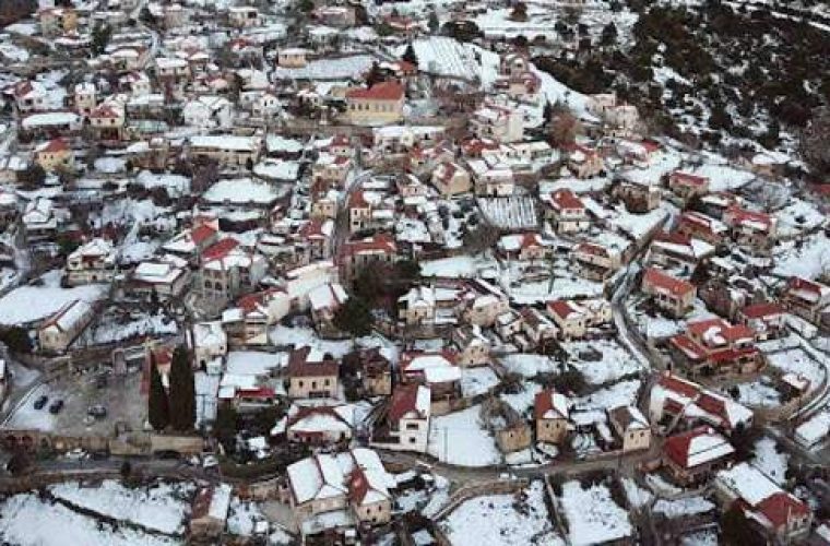 «Κολοκοτρωνίτσι»: Χιονισμένο το γραφικό χωριουδάκι του… Πώποτα και της Χαράς (εικόνες & vid)