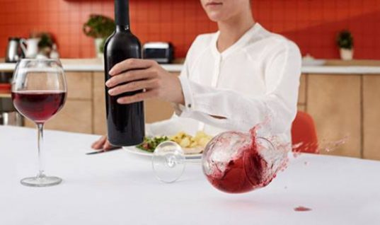 Πώς θα εξαφανίσετε τους λεκέδες από κόκκινο κρασί