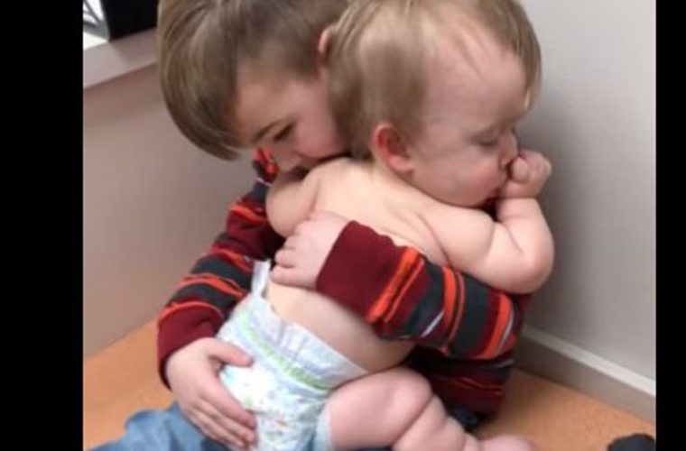 Συγκινητικό βίντεο: Αγοράκι νανουρίζει στην αγκαλιά του την μικρή του αδερφούλα!