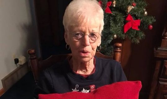 Αυτή η γιαγιά πήρε το πιο γλυκό και συγκινητικό δώρο Χριστουγέννων από τα εγγόνια της!