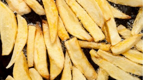 Τηγανητές πατάτες: Με ελαιόλαδο ή με φυτικό λάδι είναι καλύτερες;