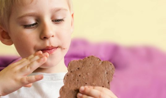 Τρεις τρόποι να τρώει το παιδί σας λιγότερη ζάχαρη