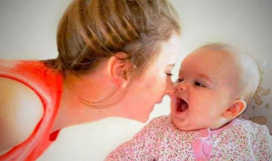 Βρήκε έναν έξυπνο τρόπο για να μην κλαίει το μωρό της αλλά πολλοί δεν τον εγκρίνουν!