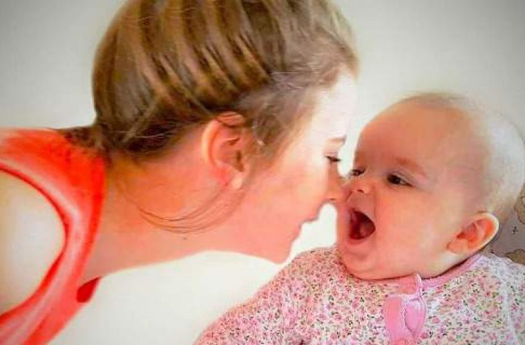 Βρήκε έναν έξυπνο τρόπο για να μην κλαίει το μωρό της αλλά πολλοί δεν τον εγκρίνουν!