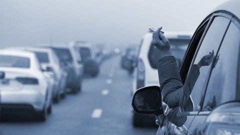 Πρόστιμα μέχρι και 1.500 ευρώ σε οδηγούς που καπνίζουν με παιδιά στο αυτοκίνητο