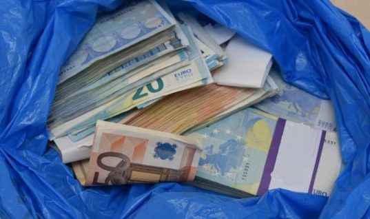 Πάτρα: Η σακούλα που έριξε από το μπαλκόνι έκρυβε 41.600 ευρώ – Στο φως η άγνωστη αλήθεια (vid)