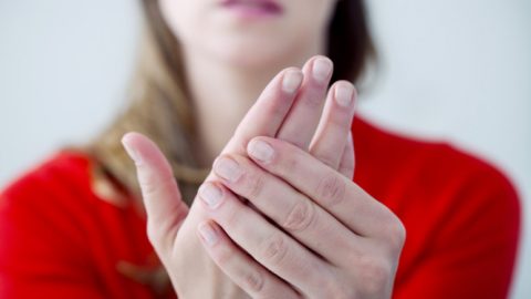 Κρύα χέρια: Οι πιθανές σοβαρές αιτίες και πότε πρέπει να πάτε στο γιατρό
