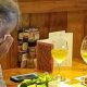 Η φωτογραφία από του Αγίου Βαλεντίνου που συγκίνησε: Ανδρας τρώει μόνος, κλαίγοντας (εικόνα)