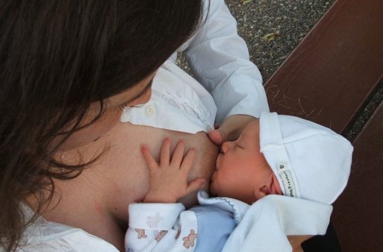 Απίστευτο κι όμως αληθινό: Διεμφυλική γυναίκα μπόρεσε να θηλάσει μωρό με το γάλα της!