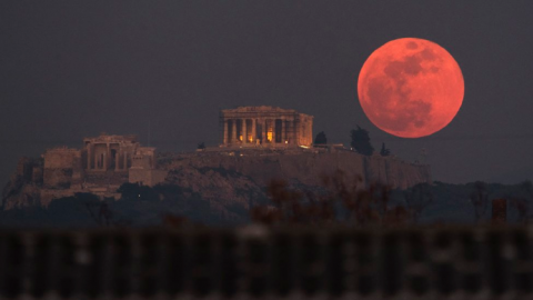 Συγκλονιστικές εικόνες από το μεγαλύτερο φεγγάρι των τελευταίων 150 χρόνων στην Ελλάδα και στον κόσμο