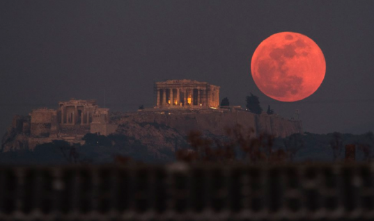 Συγκλονιστικές εικόνες από το μεγαλύτερο φεγγάρι των τελευταίων 150 χρόνων στην Ελλάδα και στον κόσμο