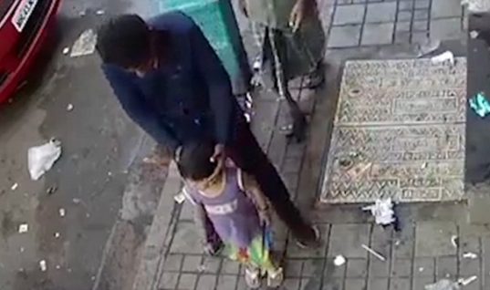 Βίντεο δείχνει πόσο εύκολα γίνονται απαγωγές παιδιών ακόμα και όταν οι γονείς είναι λίγα μέτρα μακριά