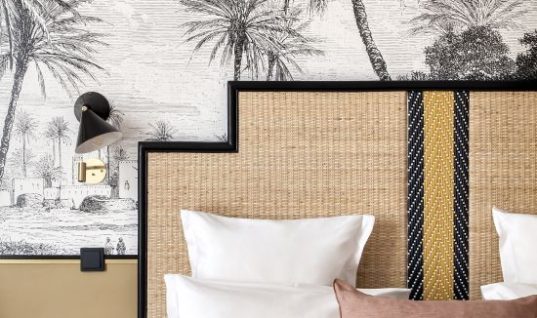 Πώς να διακοσμήσεις τον τοίχο πίσω από το κρεβάτι; Ταπετσαρίες για το χάζι