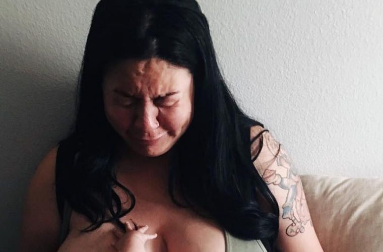 Μια γυναίκα δείχνει την ωμή αλήθεια της επιλόχειας κατάθλιψης -Η φωτογραφία που έγινε viral