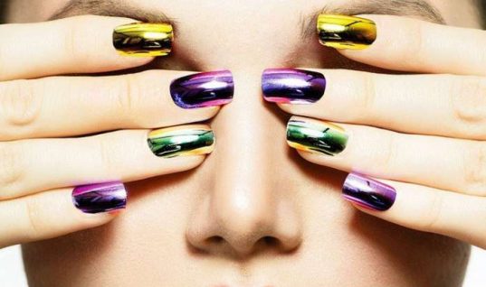 Mirror nails: Το νέο trend στα νύχια που κλέβει τις εντυπώσεις! (εικόνες)