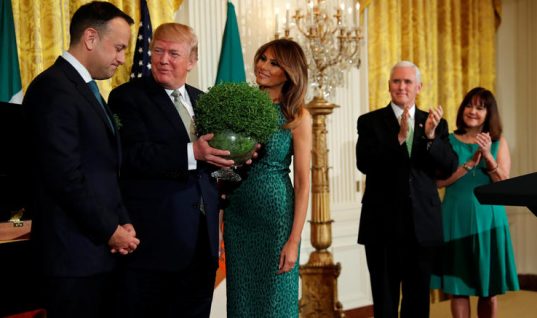 Τι συμβολίζει το απίθανο σμαραγδένιο λεοπάρ φόρεμα της Μελάνια Τραμπ;