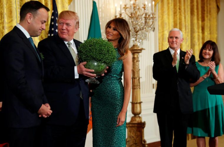 Τι συμβολίζει το απίθανο σμαραγδένιο λεοπάρ φόρεμα της Μελάνια Τραμπ;
