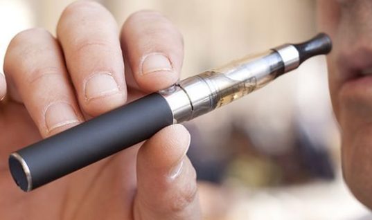 Απόφαση σοκ για όσους καπνίζουν ηλεκτρονικό τσιγάρο: Το ΣτΕ αποφάσισε να υπάγεται στις ίδιες απαγορεύσεις με το κοινό τσιγάρο