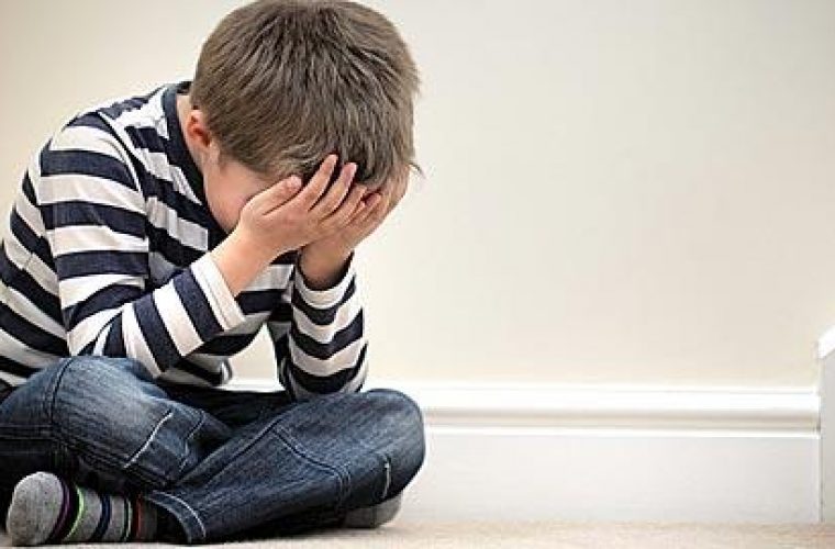 Συναισθηματική παραμέληση: Τι συνέπειες έχει στη ζωή των παιδιών μας