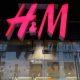 Τεράστιες εκπτώσεις ετοιμάζει η H&M – Έχει απούλητα ρούχα αξίας 4,3 δισ. δολαρίων στις αποθήκες της