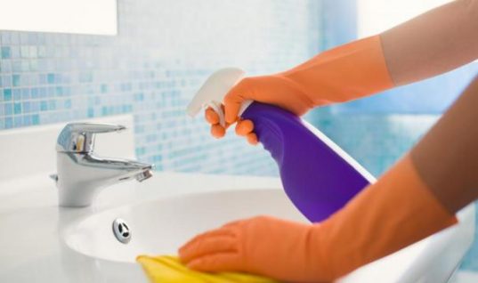 Μπάνιο: Τα καθημερινά «αθώα» λάθη που παραβιάζουν τους κανόνες υγιεινής