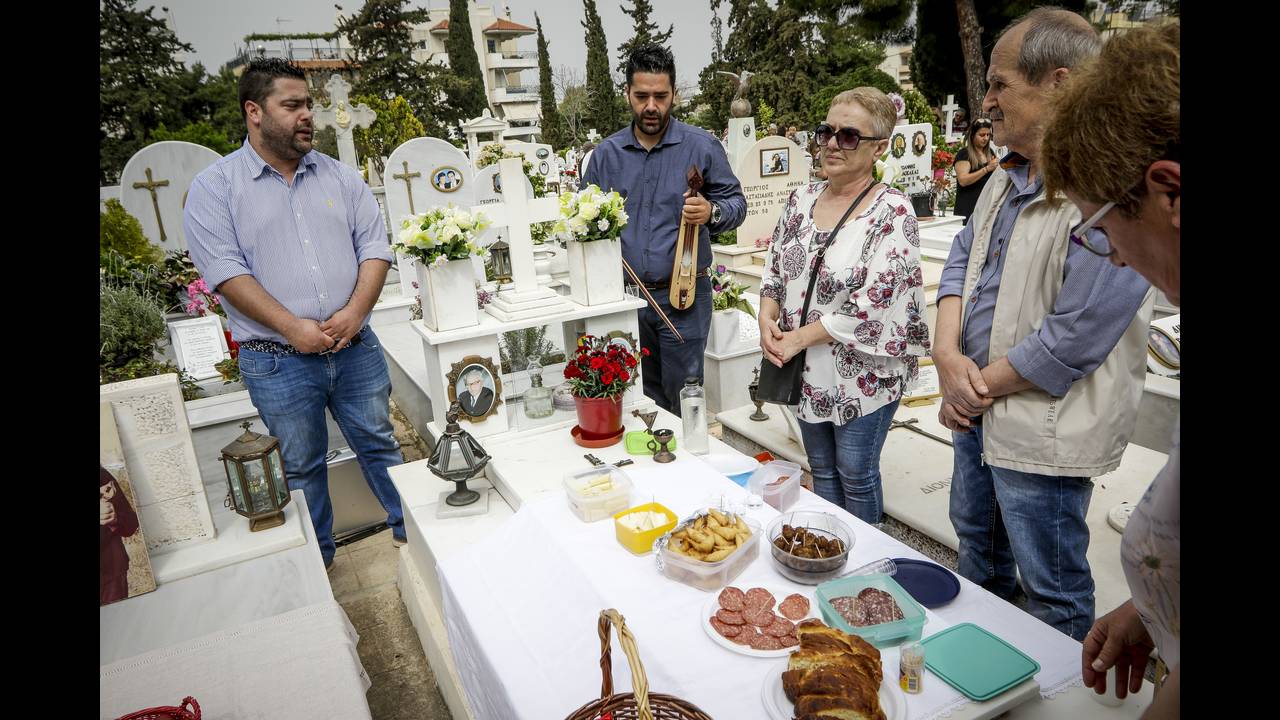Γιατί οι Πόντιοι τρώνε στους τάφους την Κυριακή του Θωμά; (εικόνες)