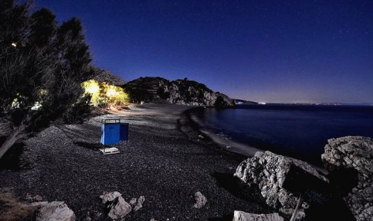 Βγαλμένη από… θρίλερ: Το ελληνικό νησί με τη «μαύρη παραλία» που θεωρείται η πιο τρομακτική του κόσμου (εικόνες)