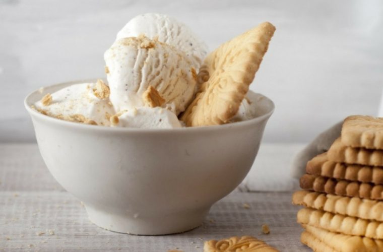 Πανεύκολο σπιτικό παγωτό κρέμα-μπισκότο με μόνο 3 υλικά!