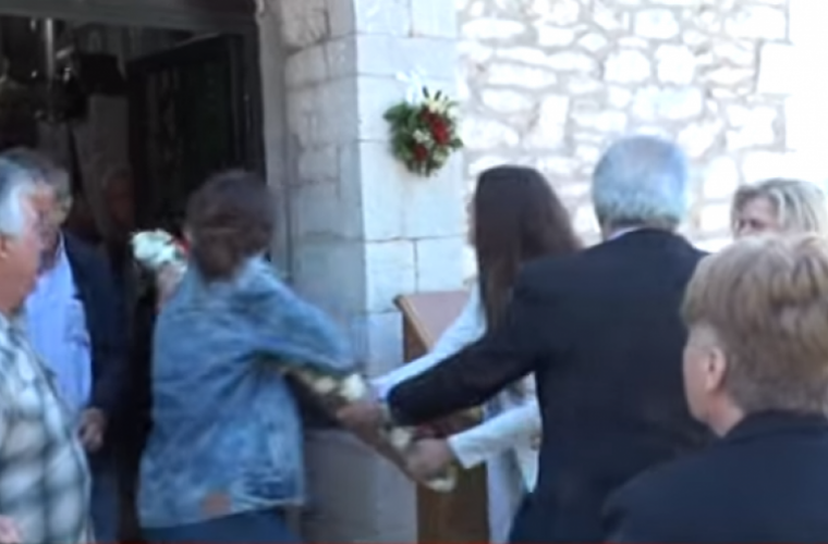 Τρελός καυγάς σε εκκλησία της Μεσσηνίας: Παπαδιά ουρλιάζει, βρίζει & αρπάζει από πιστούς την εικόνα του Αγ.Γεωργίου για να μην γίνει περιφορά