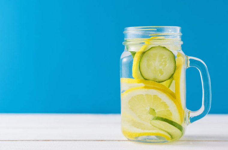 Νερό με λεμόνι: Πώς και πότε πρέπει να το πίνετε
