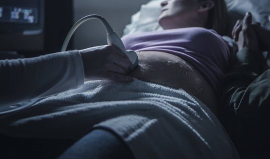 Γυναίκα μηνύει γιατρό που «χρησιμοποίησε το σπέρμα του» για την τεχνητή γονιμοποίηση της μητέρας της