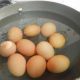 Το κόλπο για να μην σπάσουν τα αυγά στην κατσαρόλα φέτος θα σε σώσει!