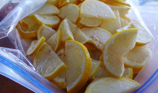 Γιατί είναι καλύτερο να βάζετε τα λεμόνια στην κατάψυξη!