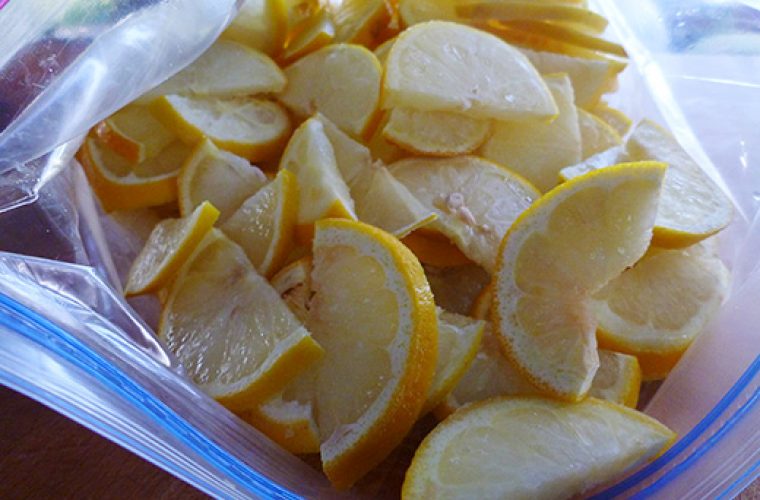 Γιατί είναι καλύτερο να βάζετε τα λεμόνια στην κατάψυξη!