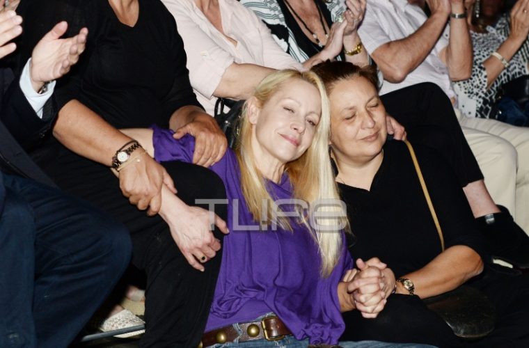 Mάρθα Κουτουμάνου: Η κόρη της Ζωής Λάσκαρη αγκαλιά με τις ξαδέλφες της στη συναυλία για τη Ζωή Κουρούκλη! (εικόνες)