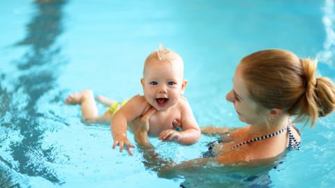 Βρεφική κολύμβηση: πόσο σημαντική είναι για το μωρό σας!