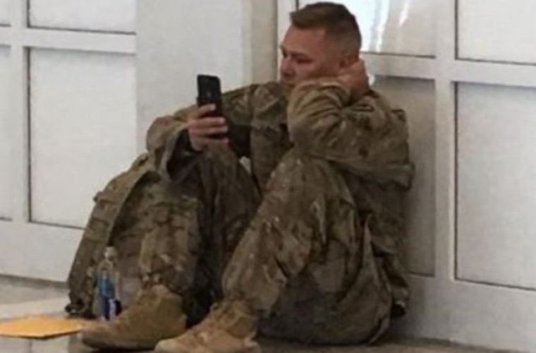 Η φωτογραφία του στρατιώτη που έγινε viral κάνοντας και τους πιο σκληρούς να λυγίσουν και η ιστορία πίσω από αυτή
