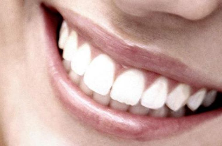 Η Ελληνίδα οδοντίατρος που εφηύρε ουσία η οποία αναπλάθει τα δόντια χωρίς σφράγισμα