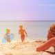 3 συχνά λάθη που κάνουν οι γονείς όταν πηγαίνουν στην παραλία με τα παιδιά