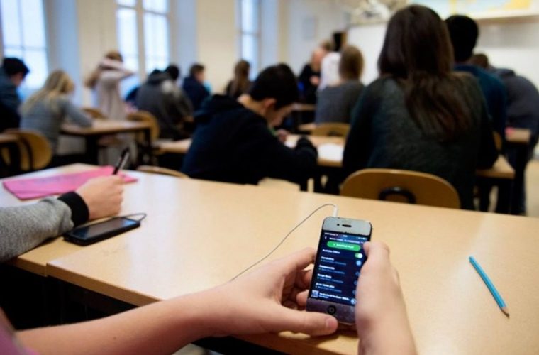 Υπουργείο Παιδείας: Κινητά τηλέφωνα τέλος στα σχολεία