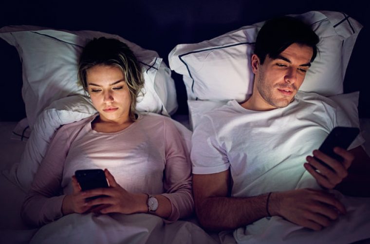 Αυτές είναι οι πέντε επιβλαβείς συνήθειες πριν τον βραδινό ύπνο που σας κάνουν να αισθάνεστε εξάντληση την επόμενη ημέρα